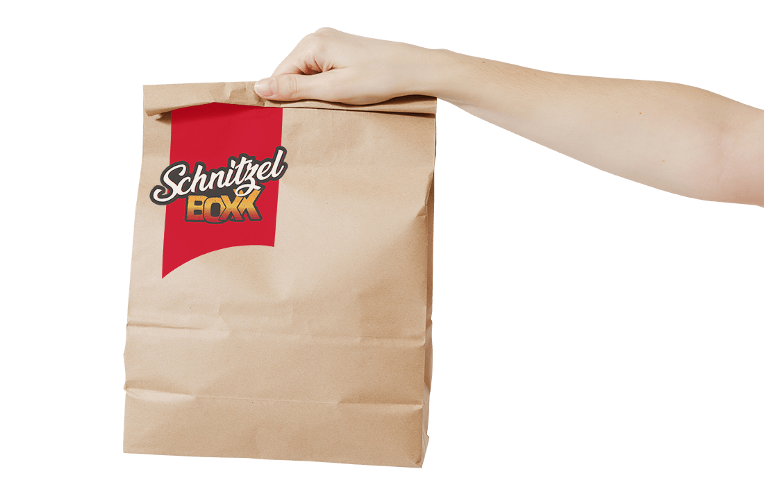 Hand reicht Papiertüte mit Schnitzelboxx Logo